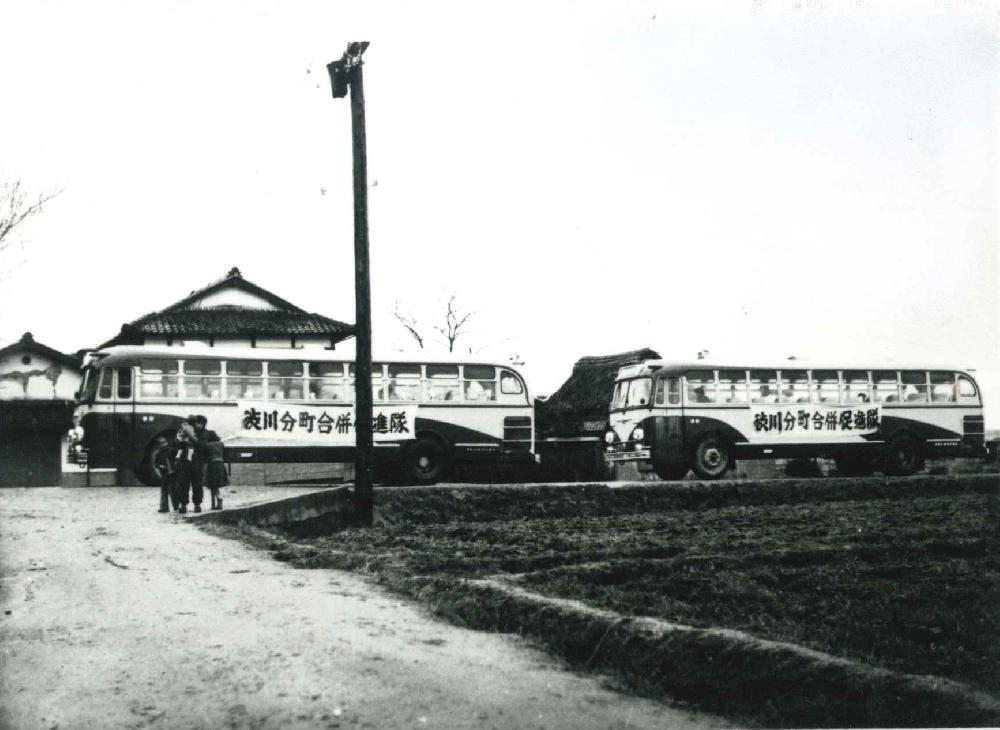 草津への合併を求める渋川住民約200名が渋川分町合併促進隊としてバスに分乗、県庁へ陳情に出向いたのは昭和31（1956）年3月20日のことでした。半年後の9月1日、分離合併が実現することになります。