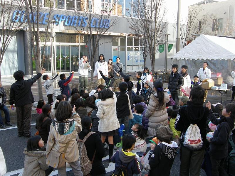 平成22(2010)年、JR南草津駅前を主会場に第1回「みなくさまつり」が開催されました。マンションが立ち並ぶ南草津は多様な地域から移住してきた家族も多く、コミュニティが希薄になりやすい地域でもあります。地域住民が世代を越えた交流をしようと大人も子どもも楽しめるイベントとして年に1回行われています。