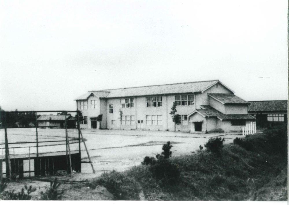 松原中学校（S29年ごろ）
松原中学校は、旧弾正青年学校跡をそのまま利用し、昭和22（1947）年から笠縫・山田2か村組合立の新制中学校として設立されました。
正面は昭和26（1951）年に落成した校舎です。
